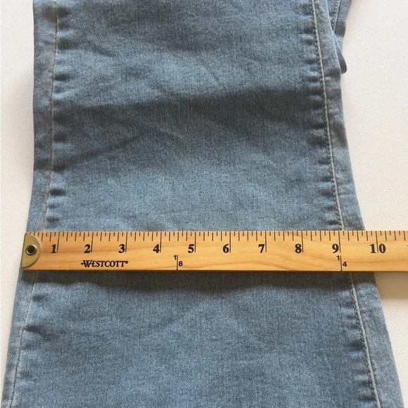NWT Levi's Women's 726 High Rise Standard Fit Flare Leg Full Jeans (F2) - Picture 3 of 10